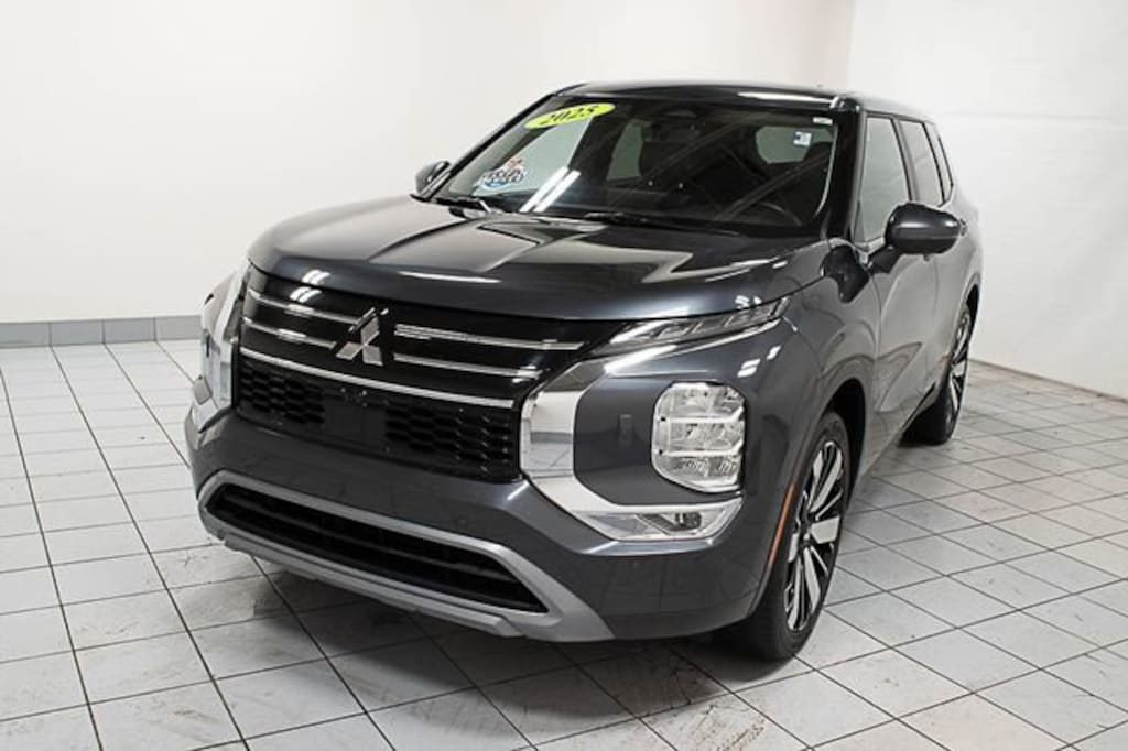 Used 2025 Mitsubishi Outlander SE SUV