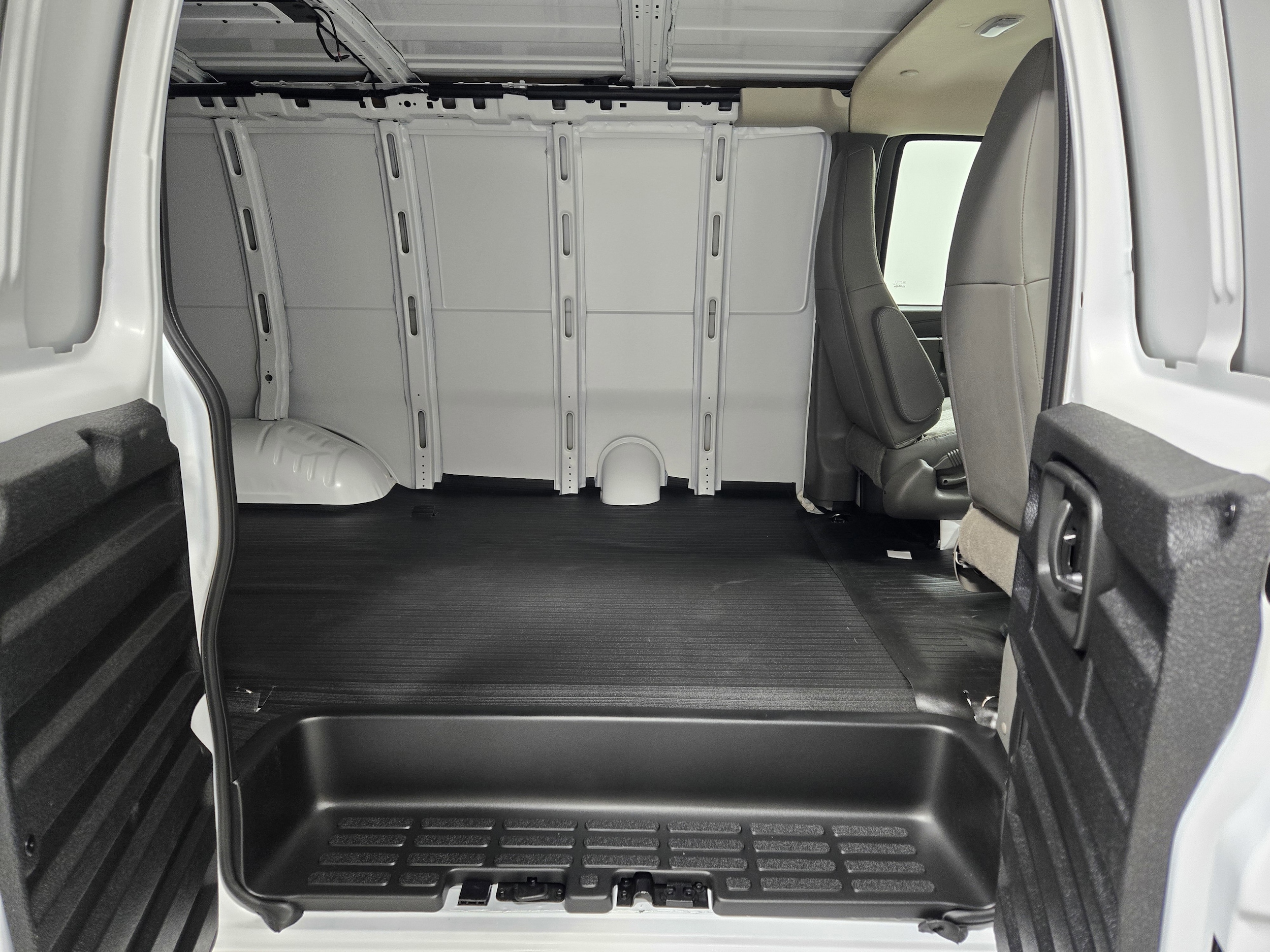 2025 Chevrolet Express Cargo Work Van - Photo 7