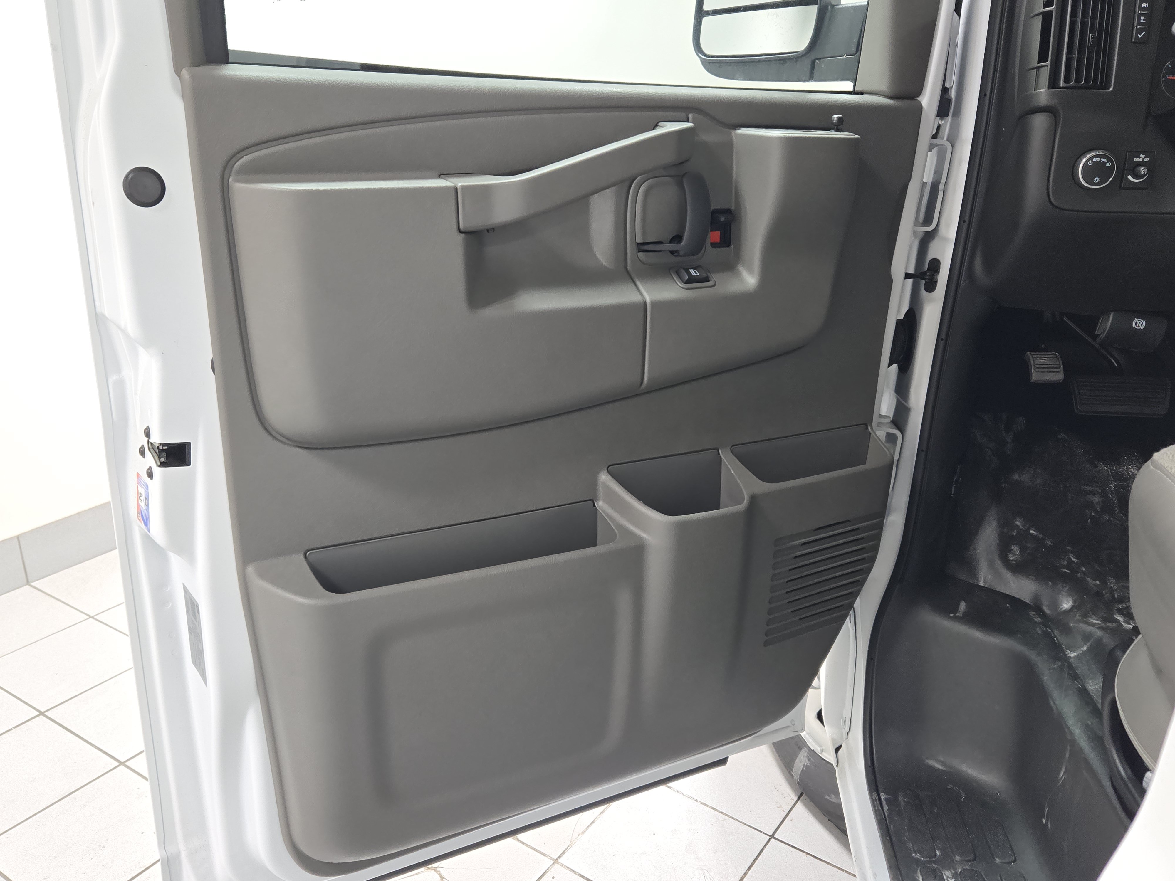 2025 Chevrolet Express Cargo Work Van - Photo 13