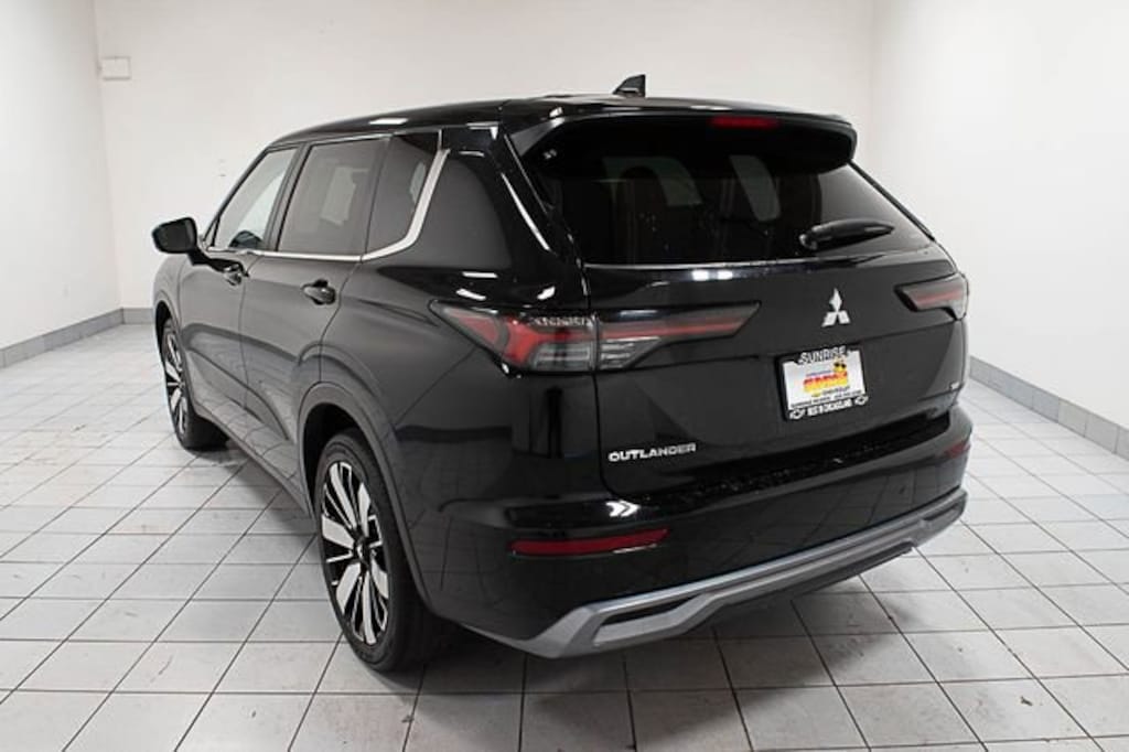 Used 2025 Mitsubishi Outlander SE SUV