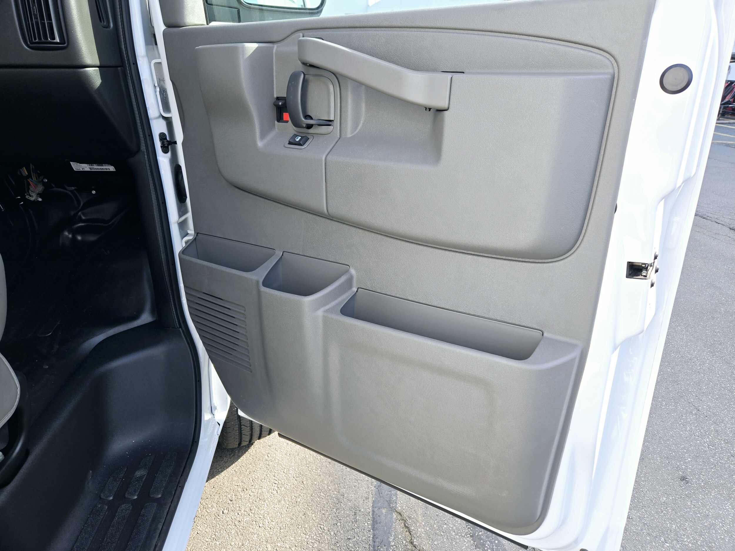 2025 Chevrolet Express Cutaway 3500 photo 4