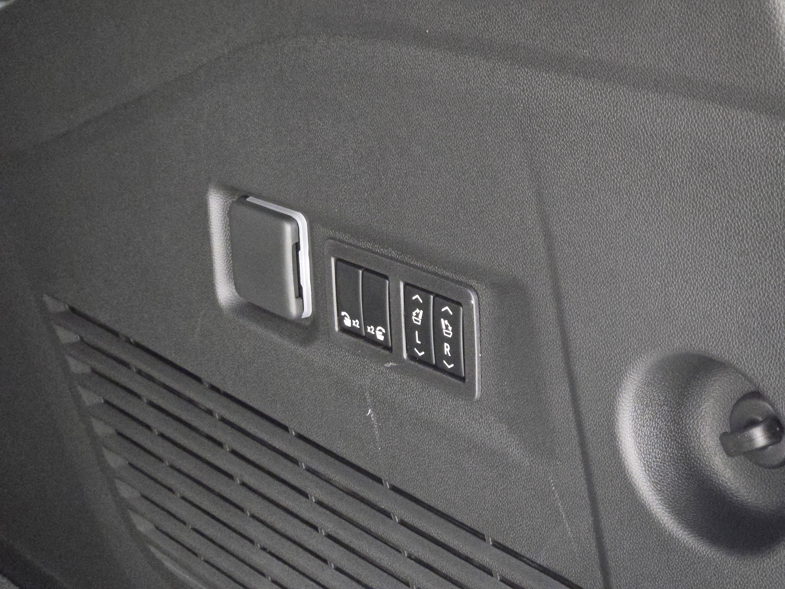 2026 Chevrolet Suburban Premier - Photo 16