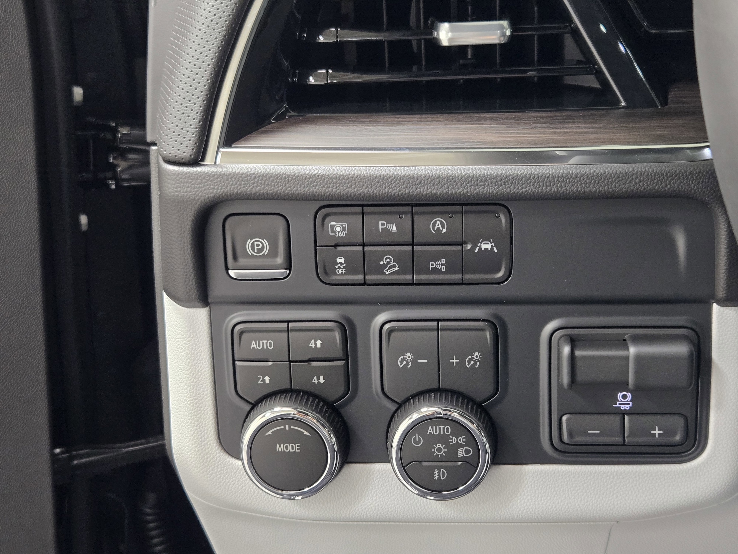 2026 Chevrolet Suburban Premier - Photo 31