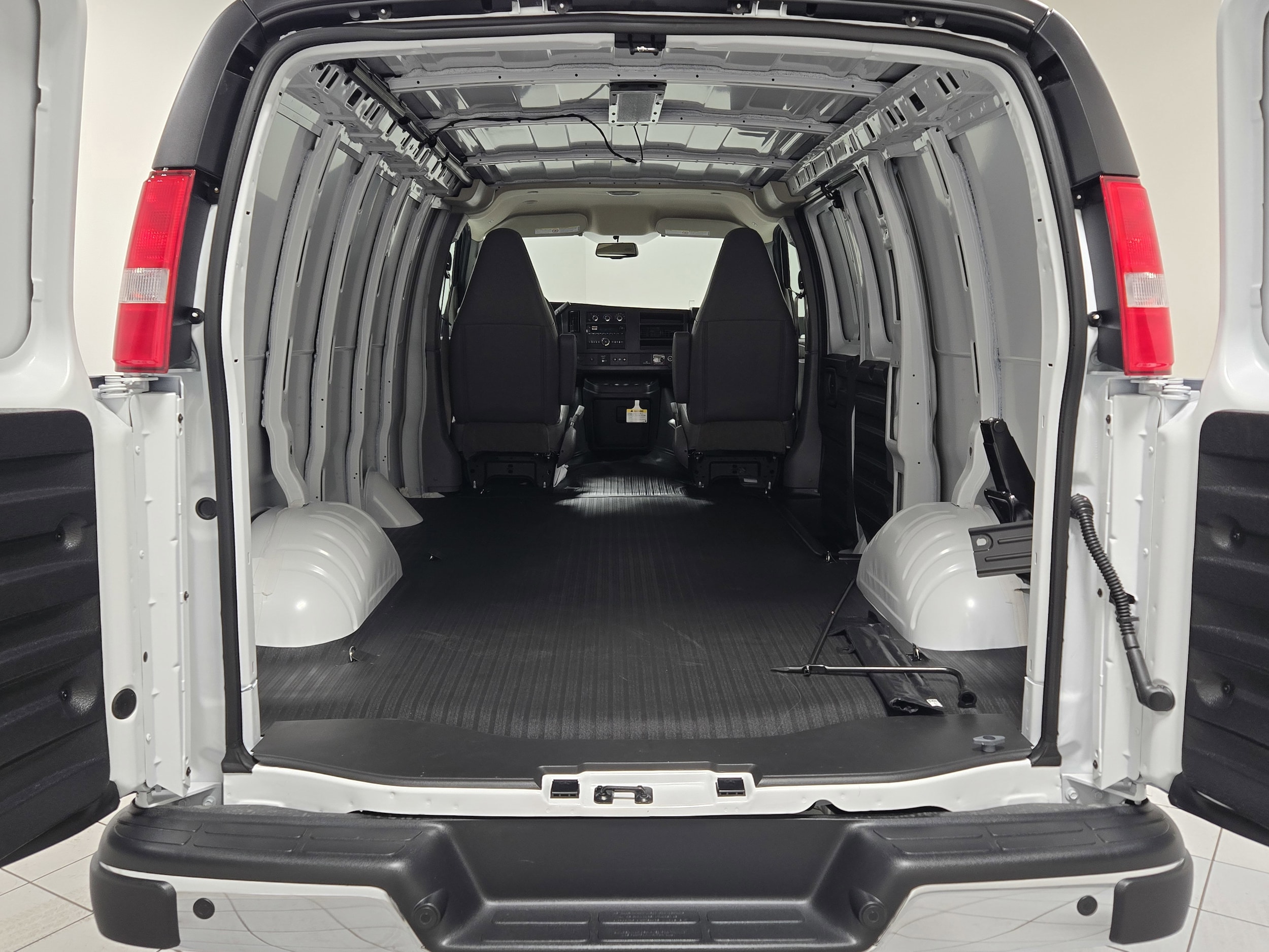 2025 Chevrolet Express Cargo Work Van - Photo 10