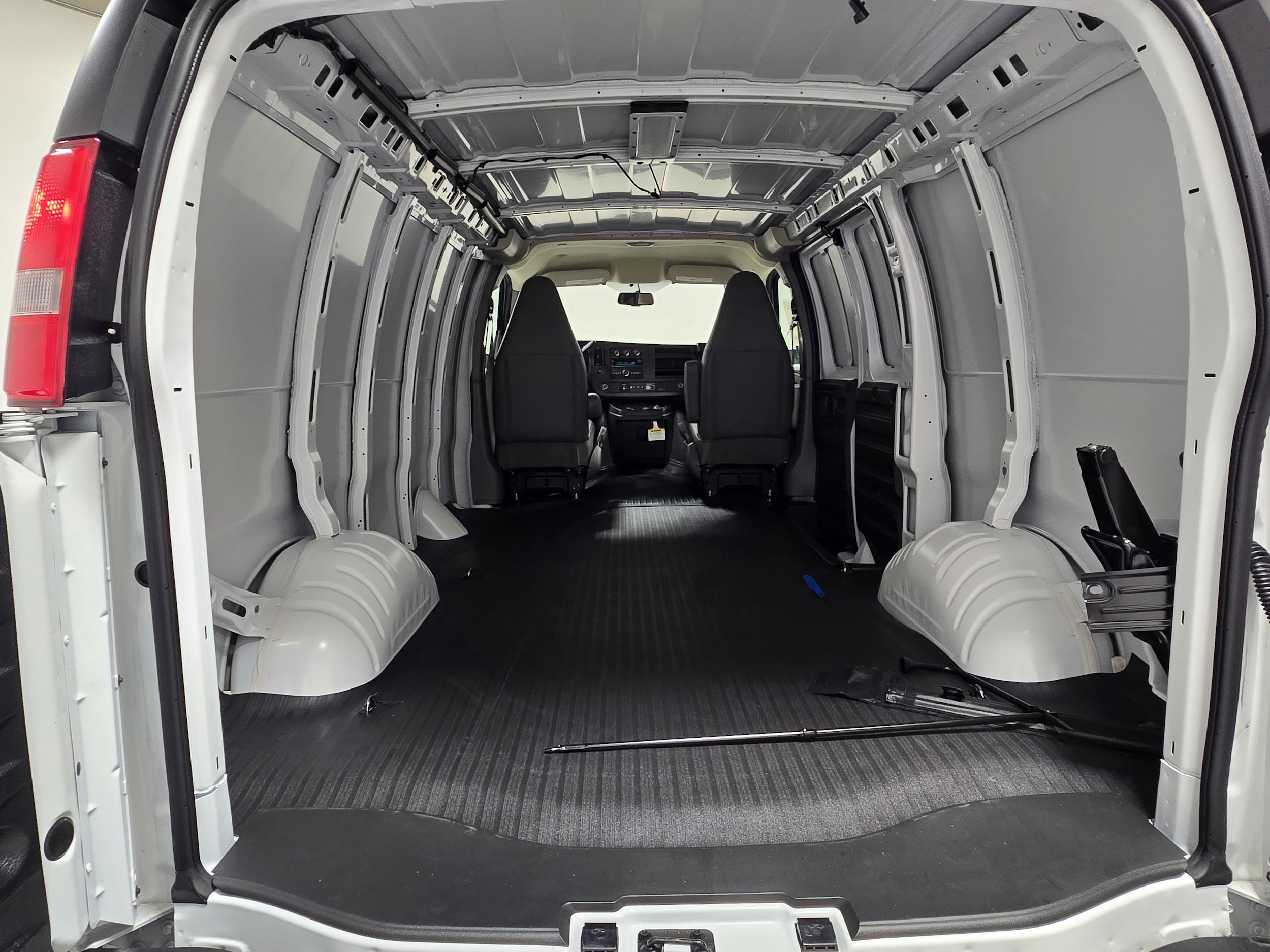 2025 Chevrolet Express Cargo Work Van - Photo 10