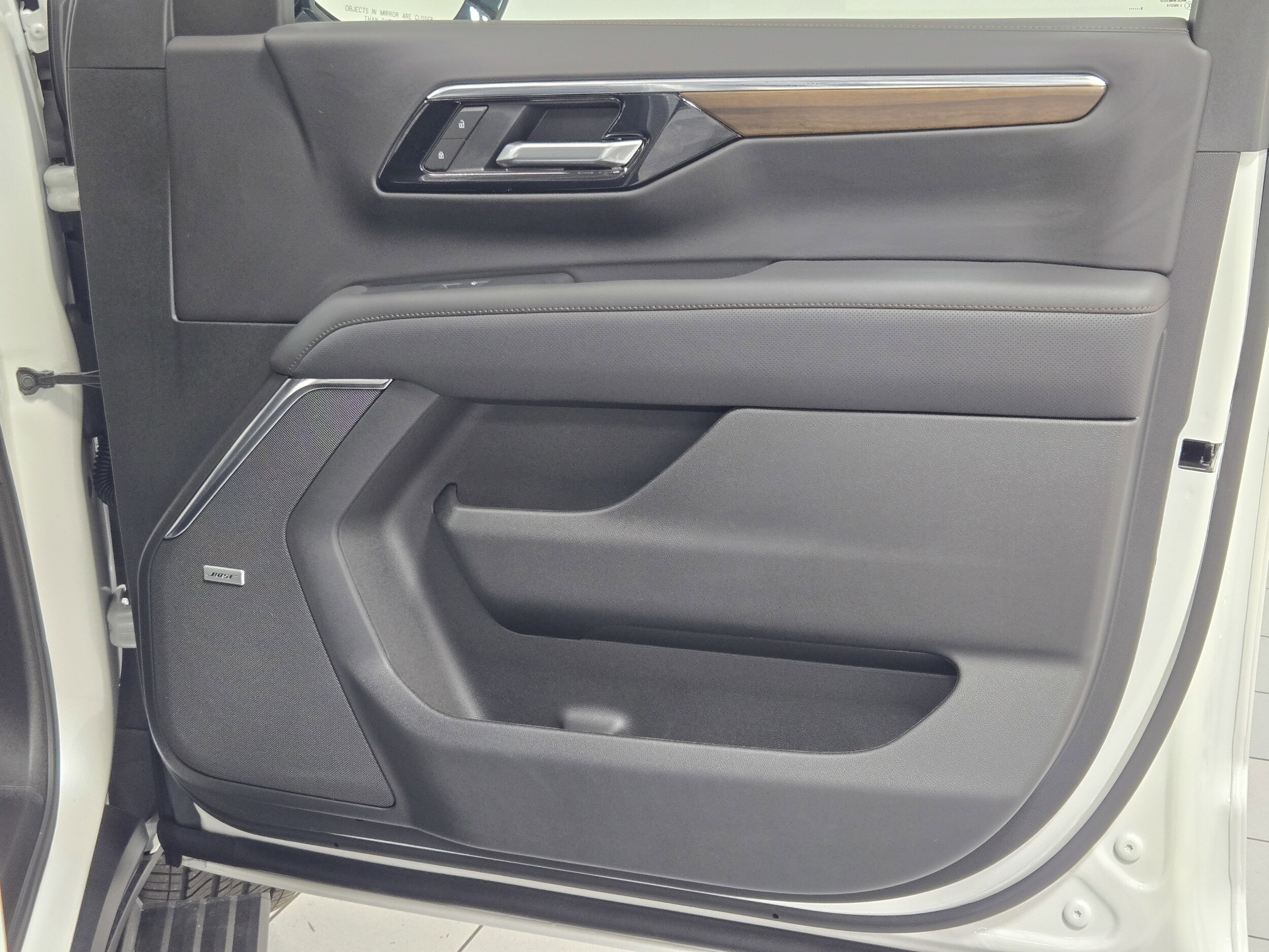 2025 Chevrolet Suburban High Country photo 4