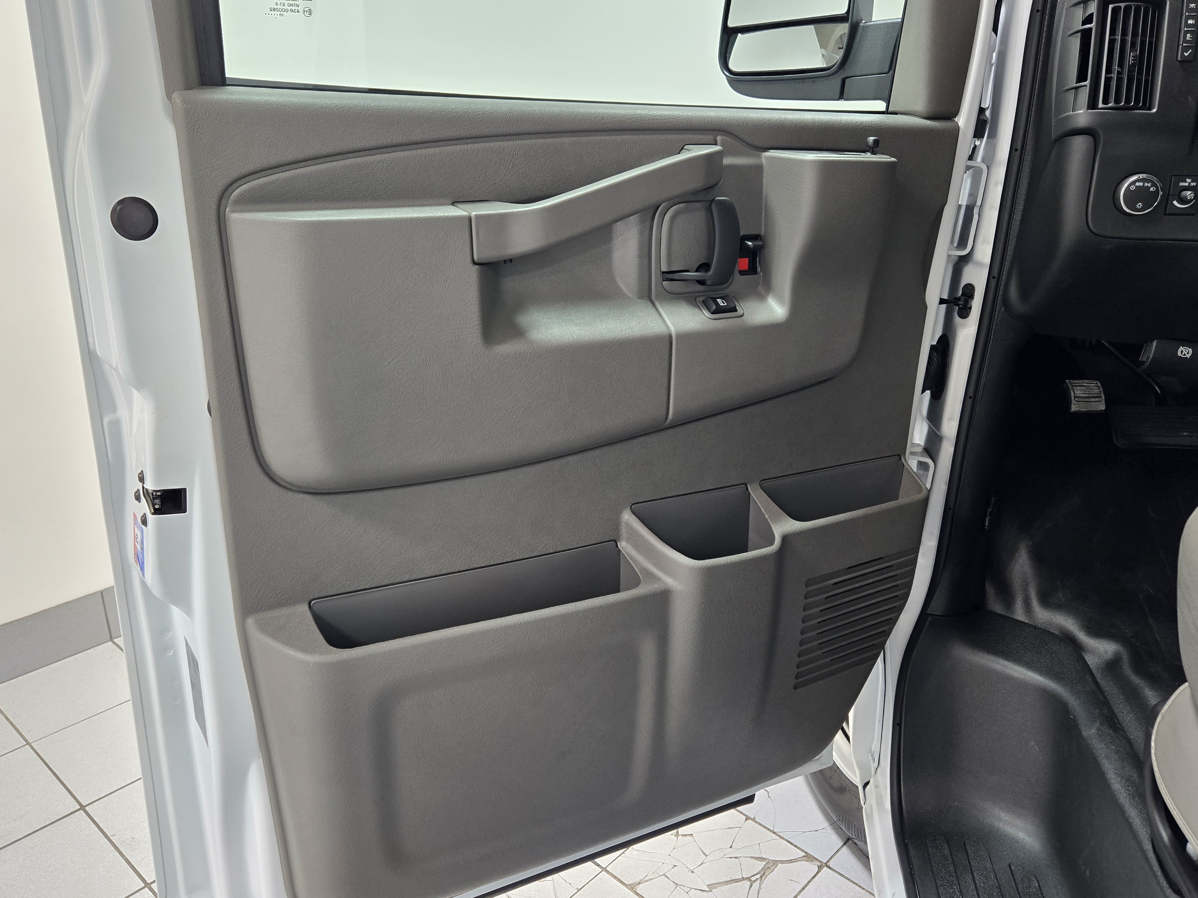2025 Chevrolet Express Cargo Work Van - Photo 12