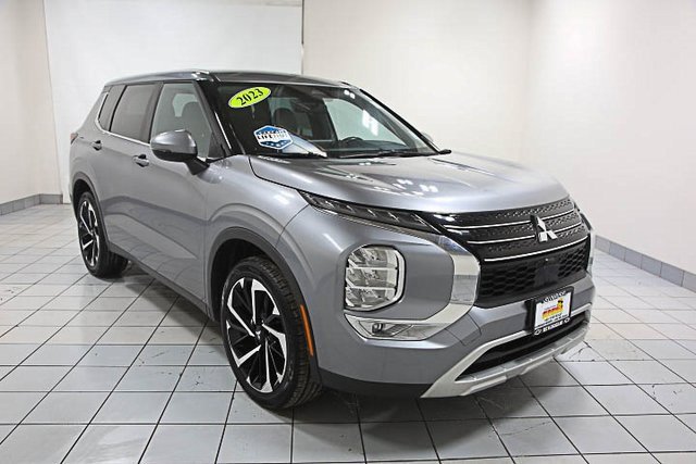 2023 Mitsubishi Outlander SE Special Edition's photo