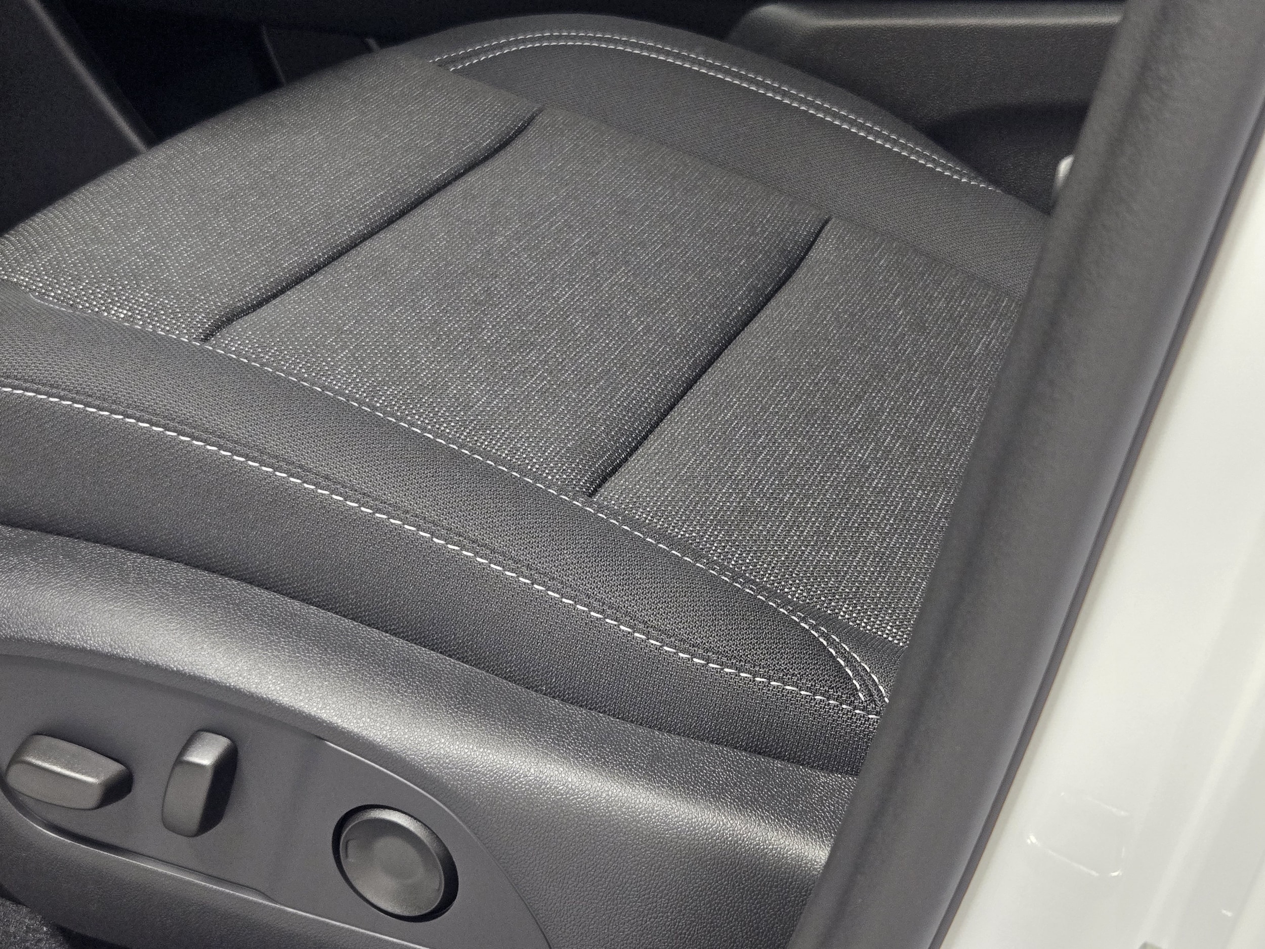 2027 Chevrolet Traverse LT - Photo 24