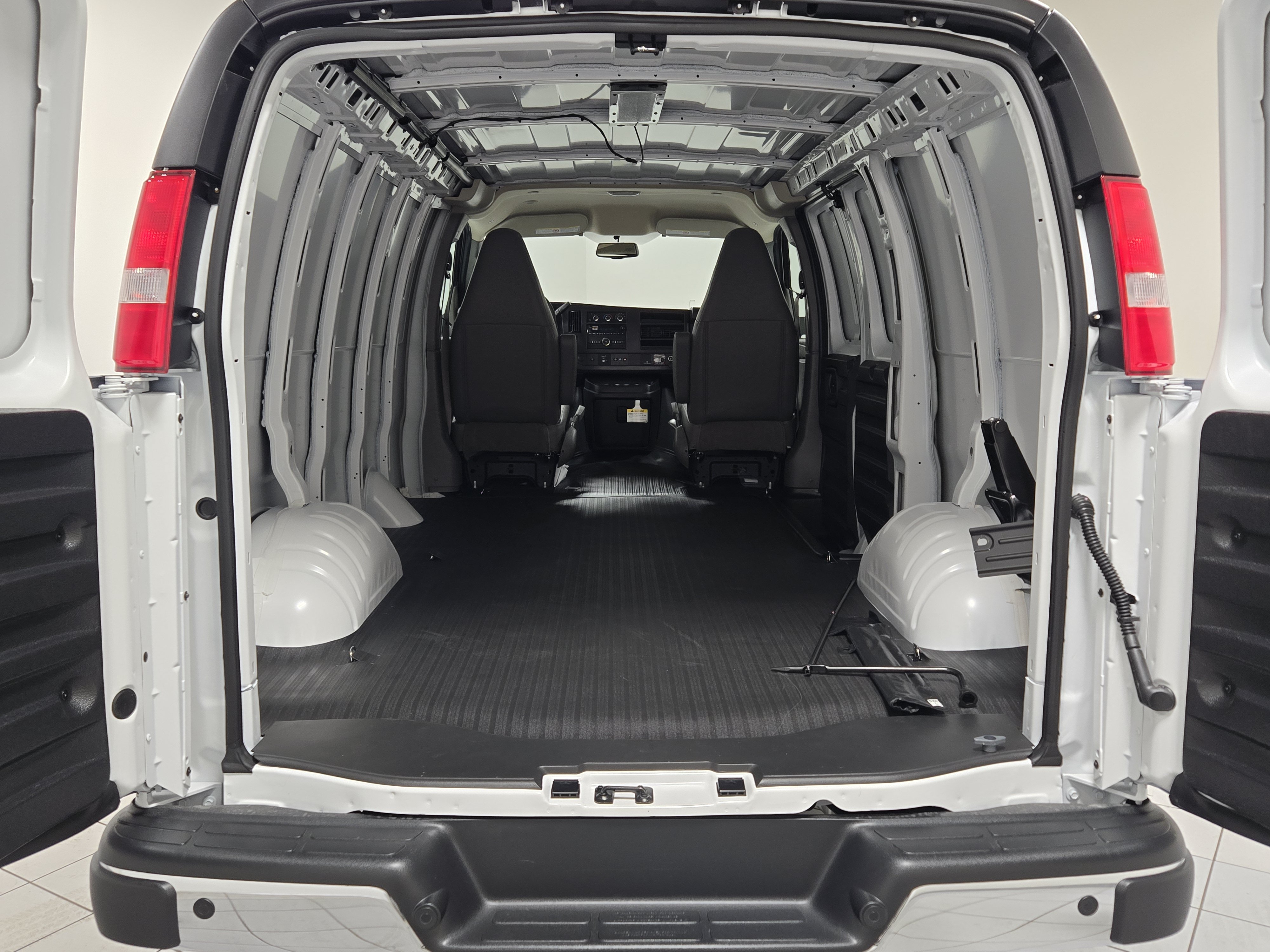2025 Chevrolet Express Cargo Work Van - Photo 10