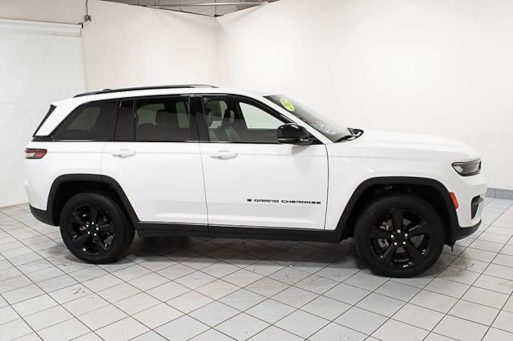 Used 2022 Jeep Grand Cherokee Altitude 4x4 SUV