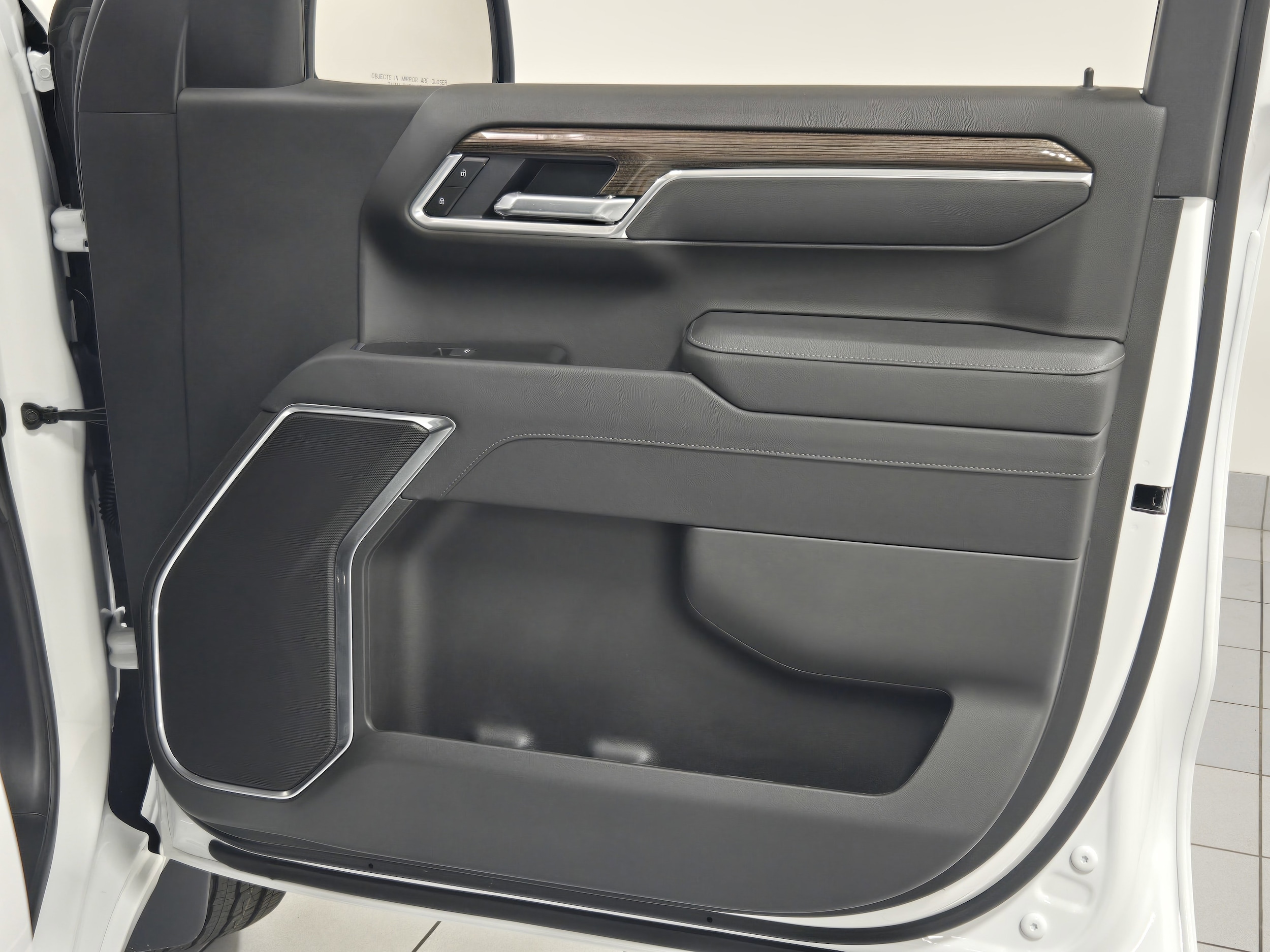 2025 Chevrolet Silverado 1500 LT photo 4