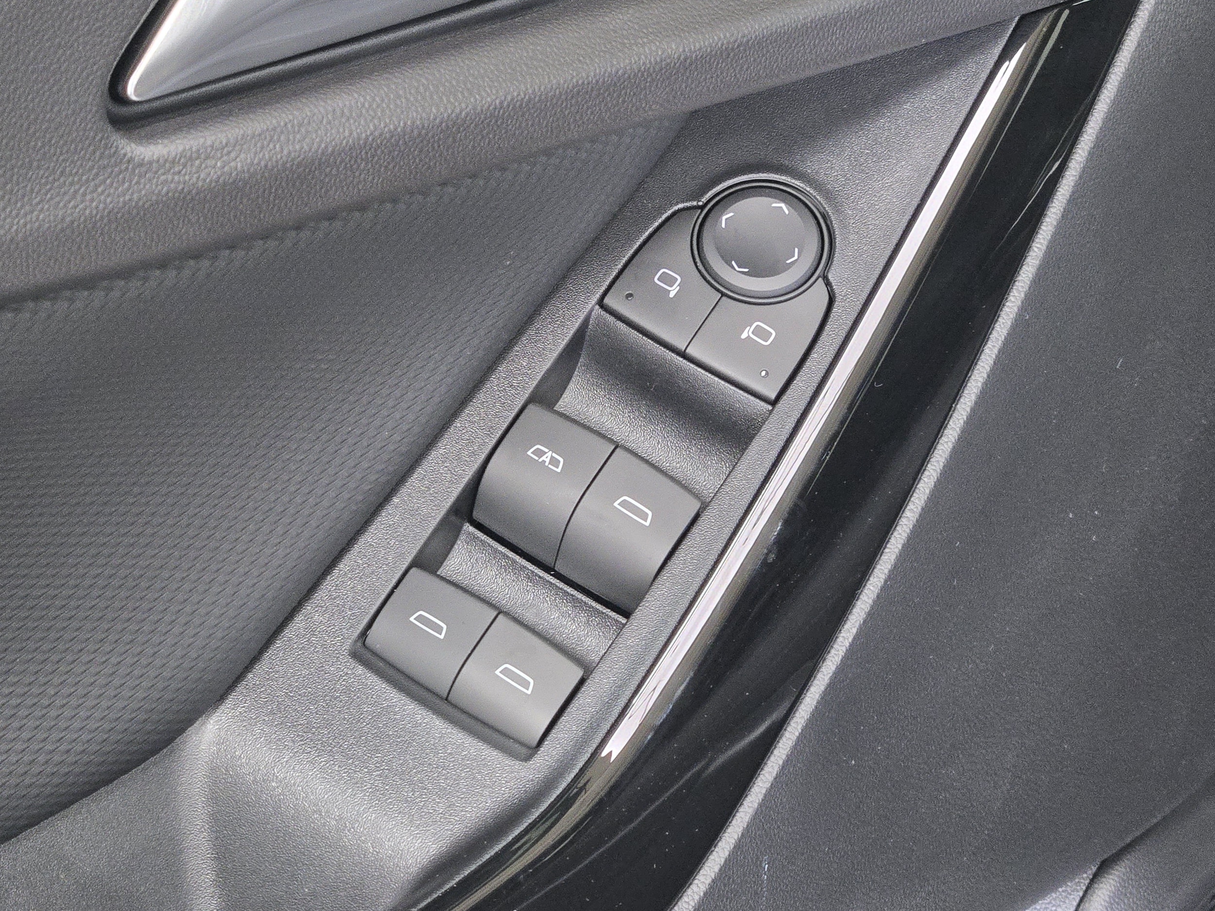 2027 Chevrolet Equinox LT - Photo 18