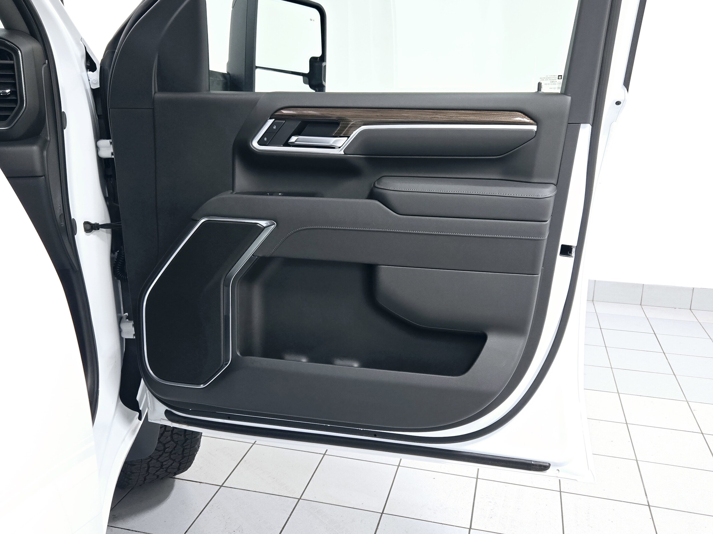 2025 Chevrolet Silverado 2500HD LT photo 4