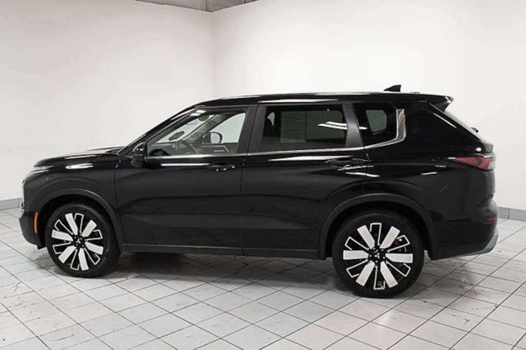 Used 2025 Mitsubishi Outlander SE SUV