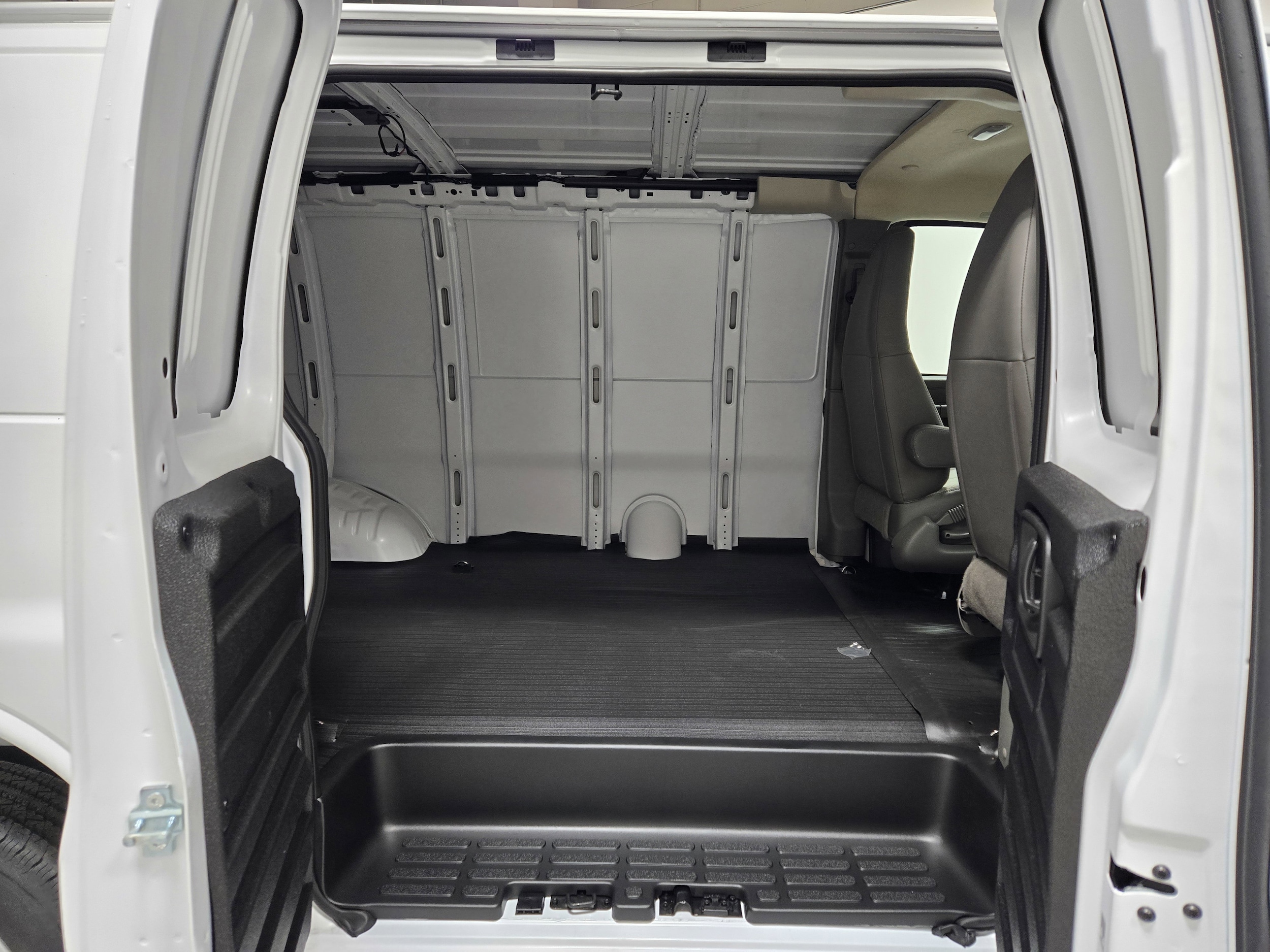 2025 Chevrolet Express Cargo Work Van - Photo 7