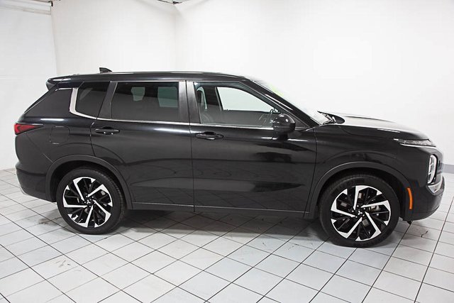2023 Mitsubishi Outlander SE photo 2