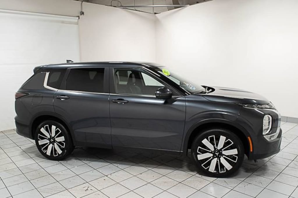 Used 2025 Mitsubishi Outlander SE SUV