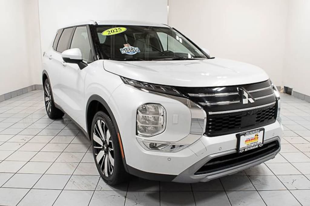 Used 2025 Mitsubishi Outlander SE SUV