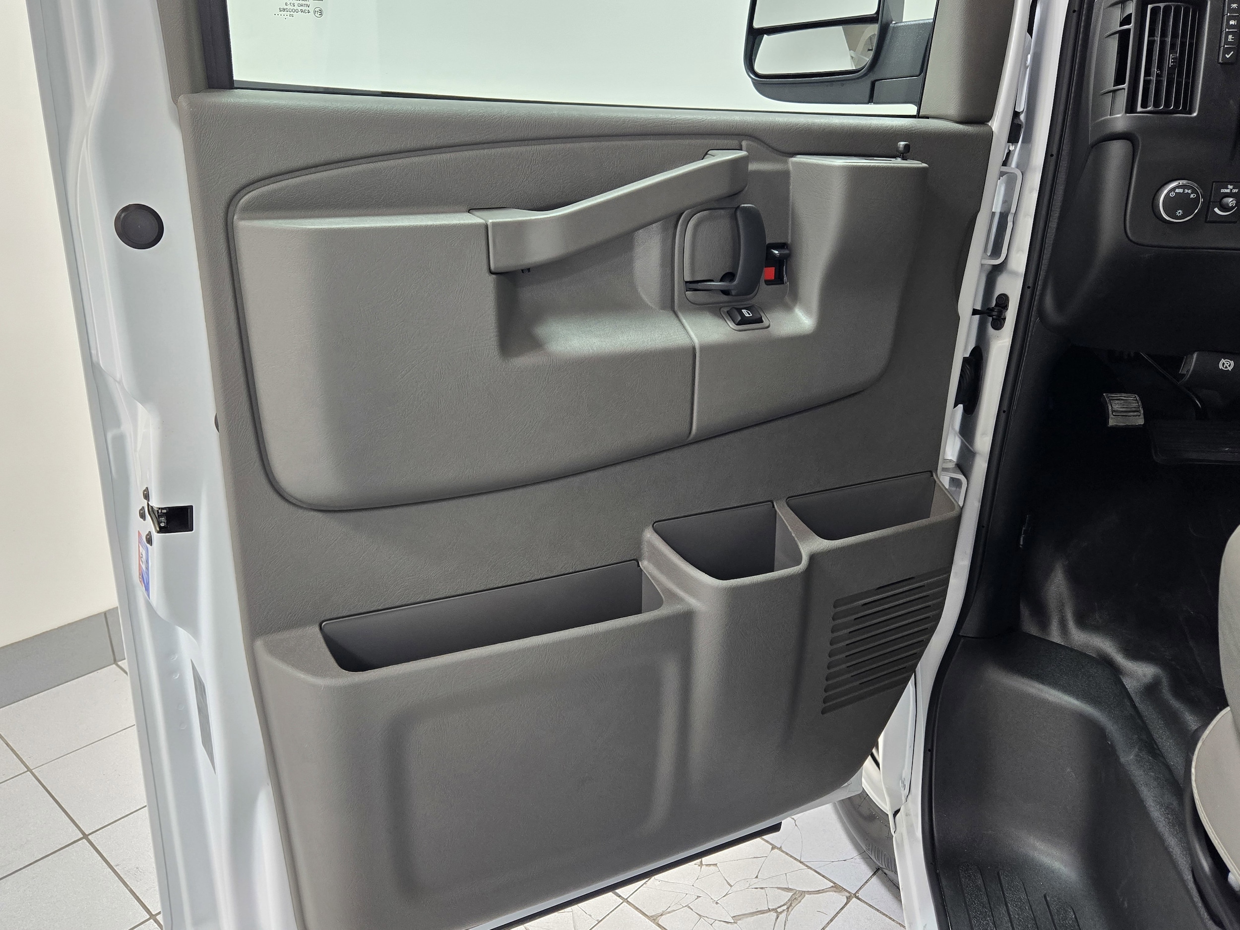 2025 Chevrolet Express Cargo Work Van - Photo 12