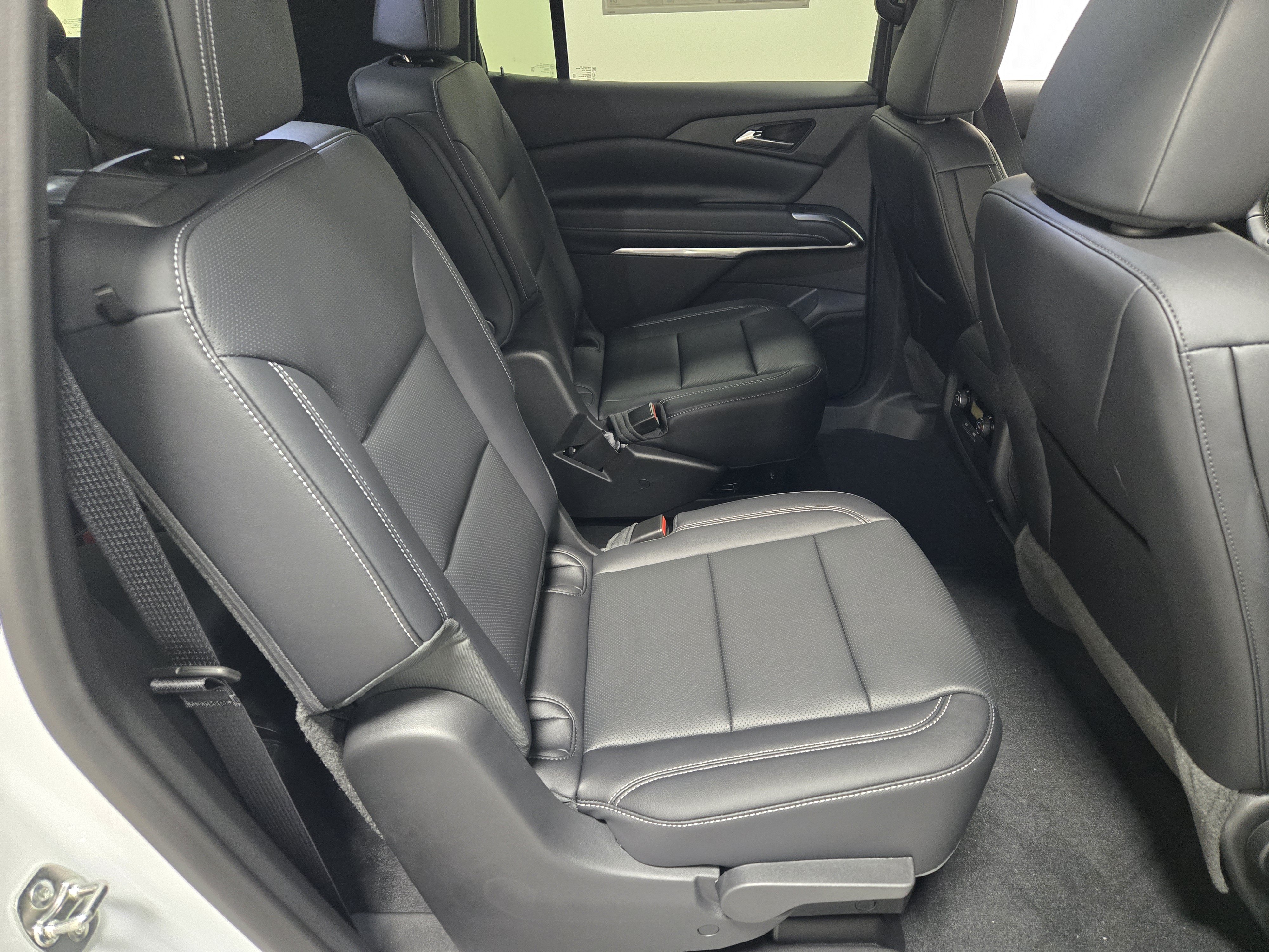 2027 Chevrolet Traverse LT - Photo 9