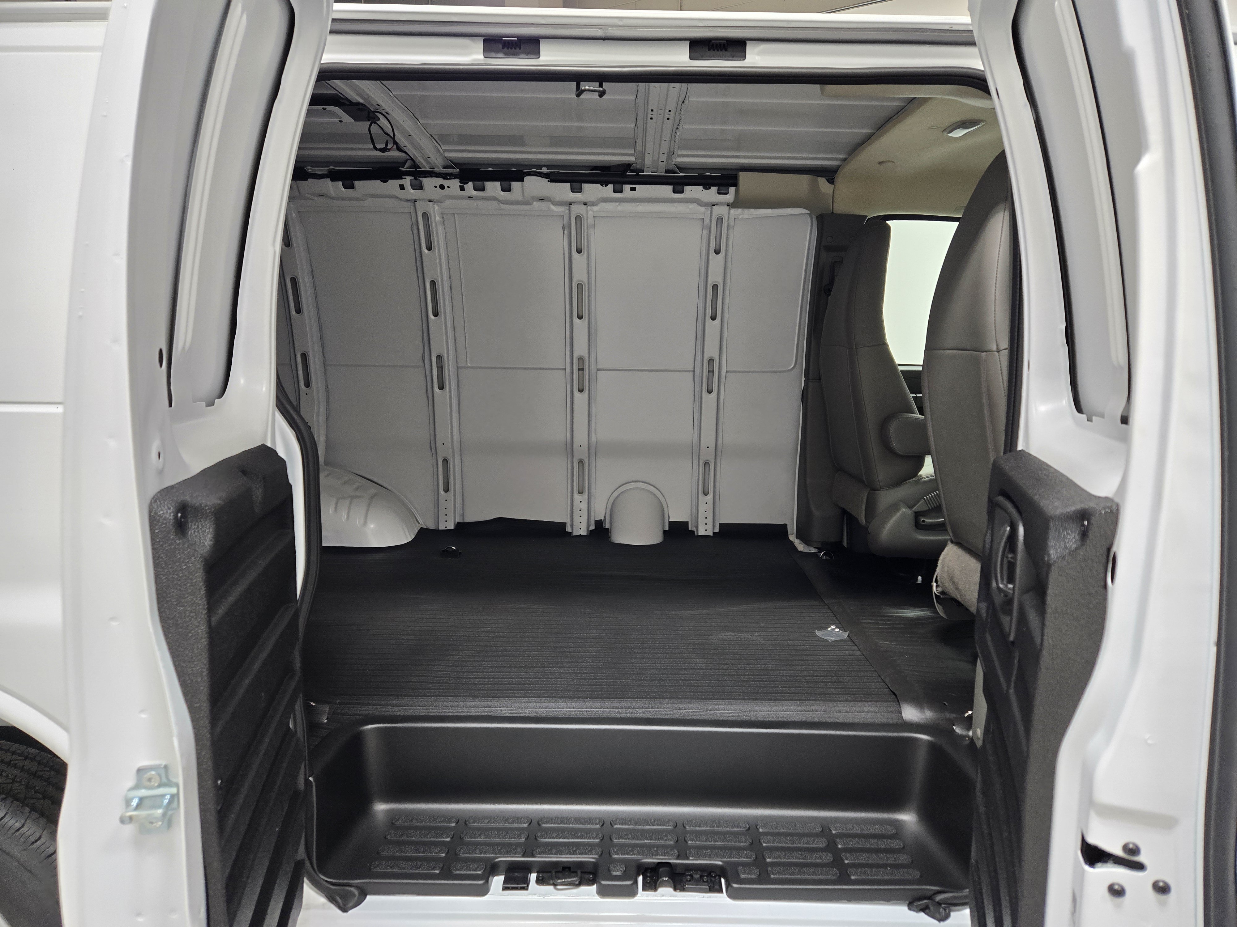 2025 Chevrolet Express Cargo Work Van - Photo 8