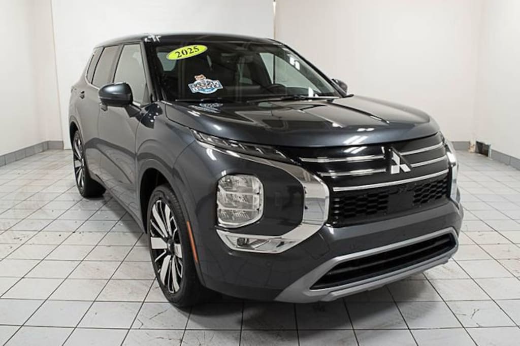 Used 2025 Mitsubishi Outlander SE SUV