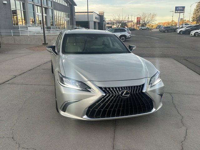 2025 Lexus ES 300h Luxury photo 2