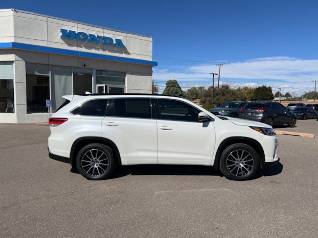 Used 2017 Toyota Highlander SE V6 SUV