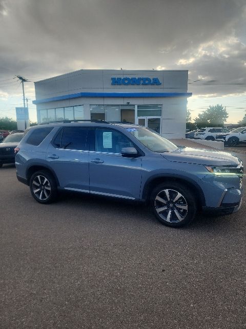 2025 Honda Pilot Touring AWD's photo