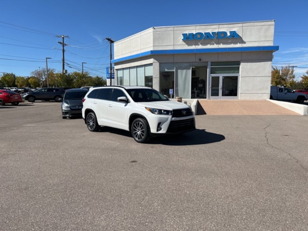 Used 2017 Toyota Highlander SE V6 SUV