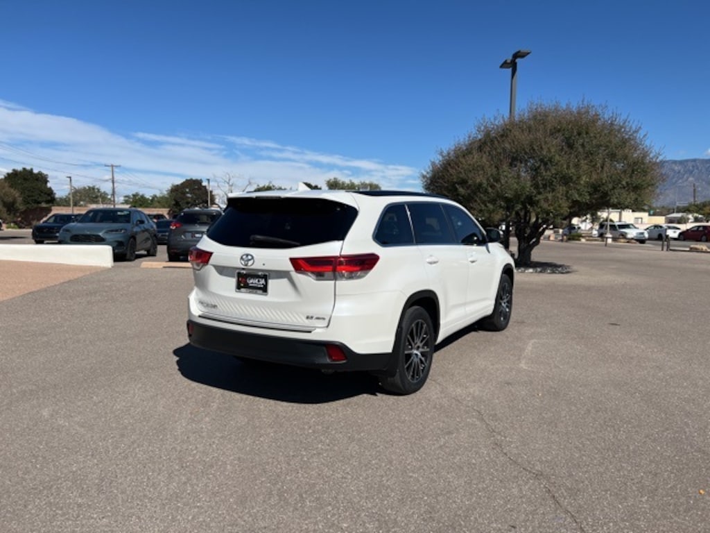 Used 2017 Toyota Highlander SE V6 SUV