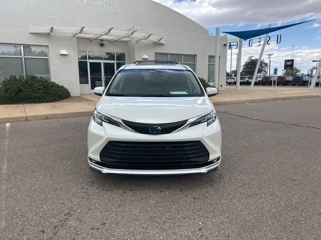 2021 Toyota Sienna XLE 7-Passenger Hybrid AWD's photo