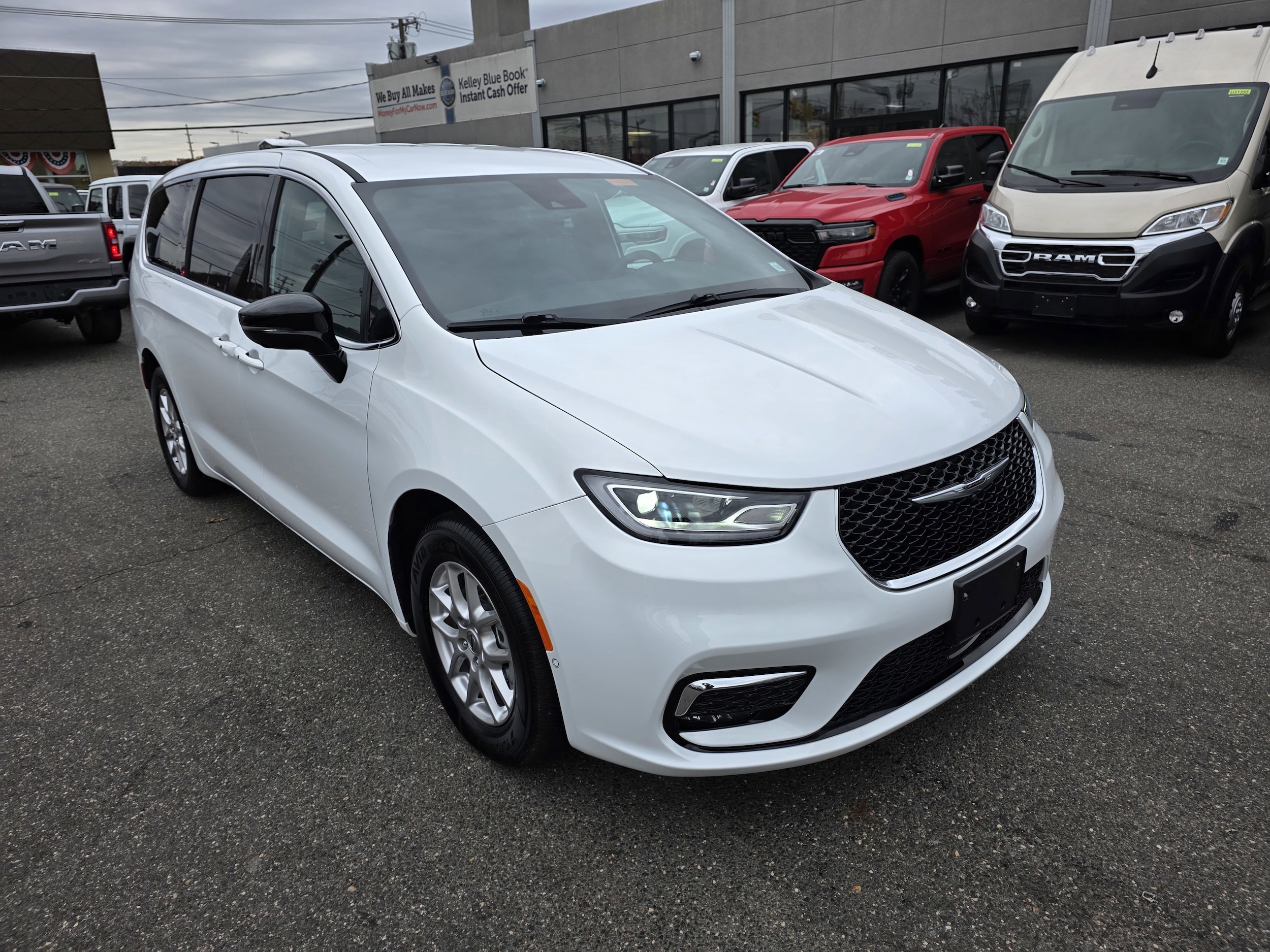 2025 Chrysler Pacifica Select