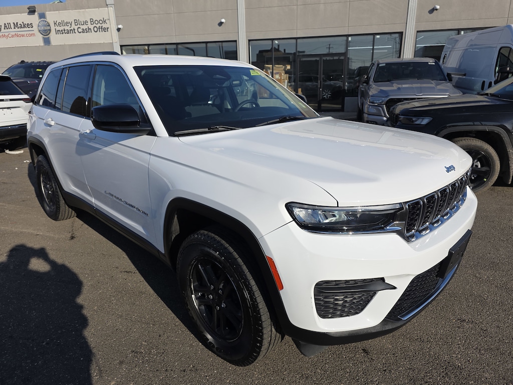 Used 2023 Jeep Grand Cherokee Laredo Laredo 4x4