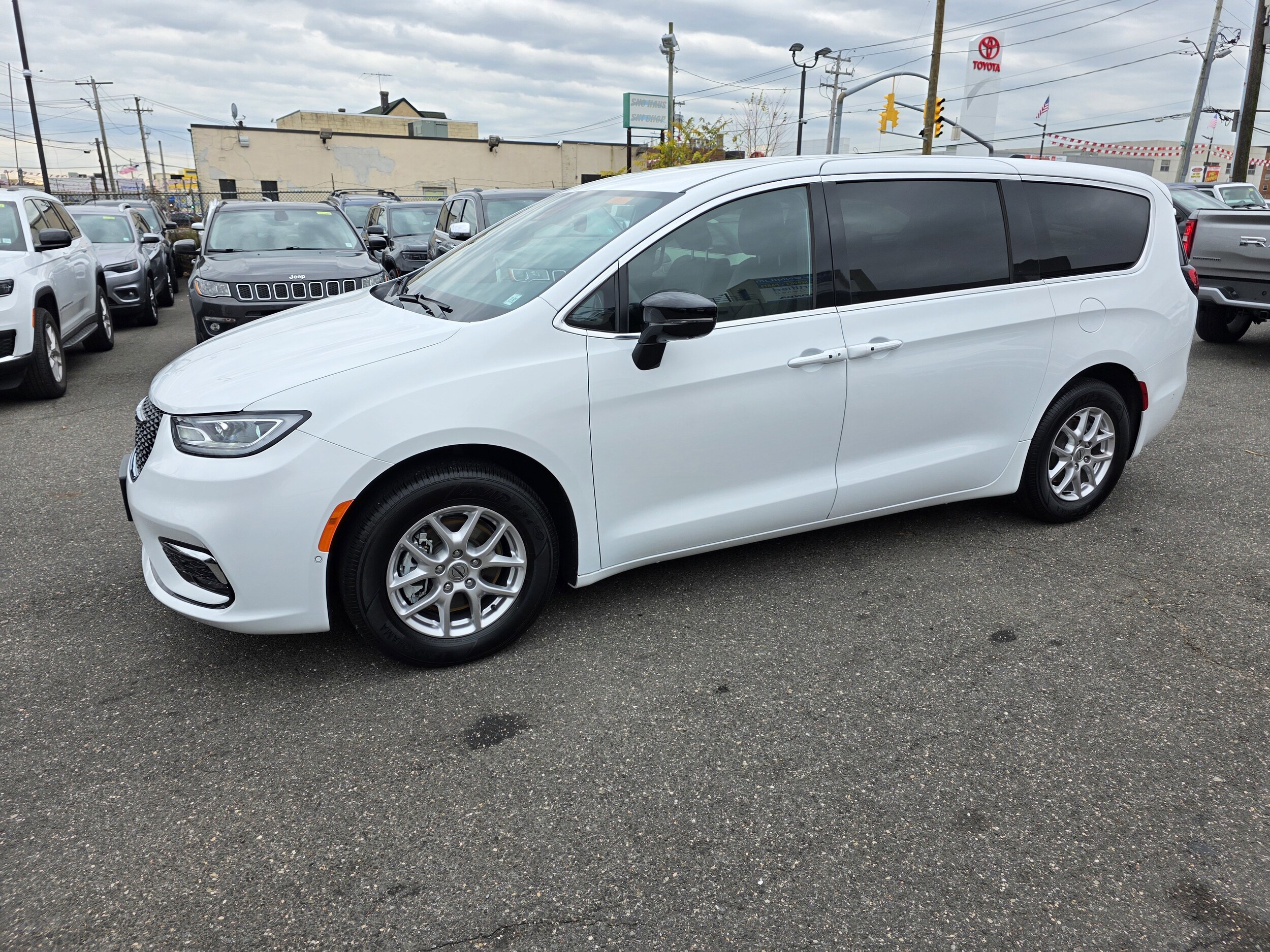 2025 Chrysler Pacifica photo 3