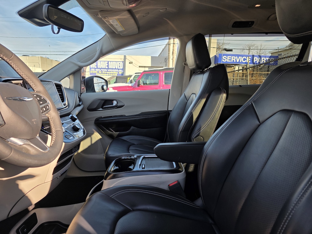 Used 2023 Chrysler Pacifica Touring L Touring L FWD