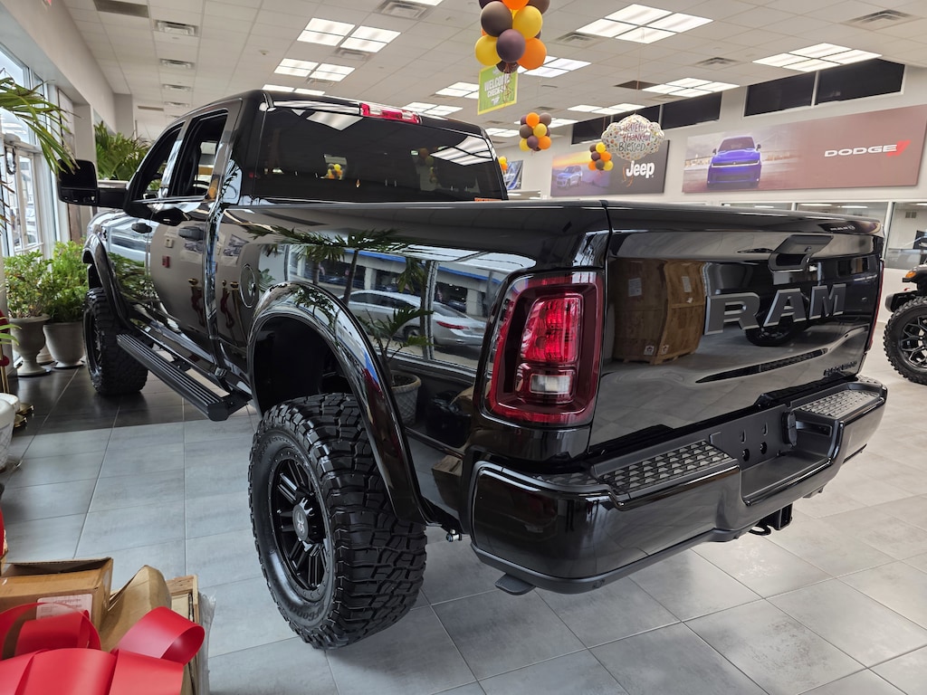 New 2025 Ram 2500 BIG HORN CREW CAB 4X4 6'4 BOX Pickup