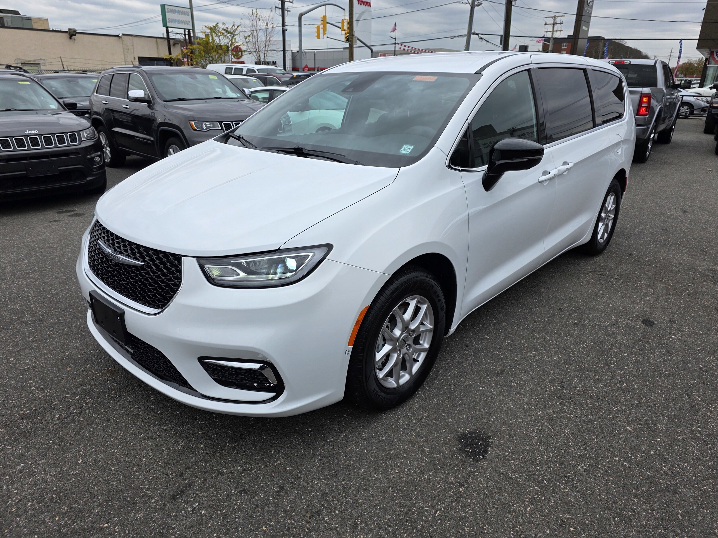 2025 Chrysler Pacifica photo 2