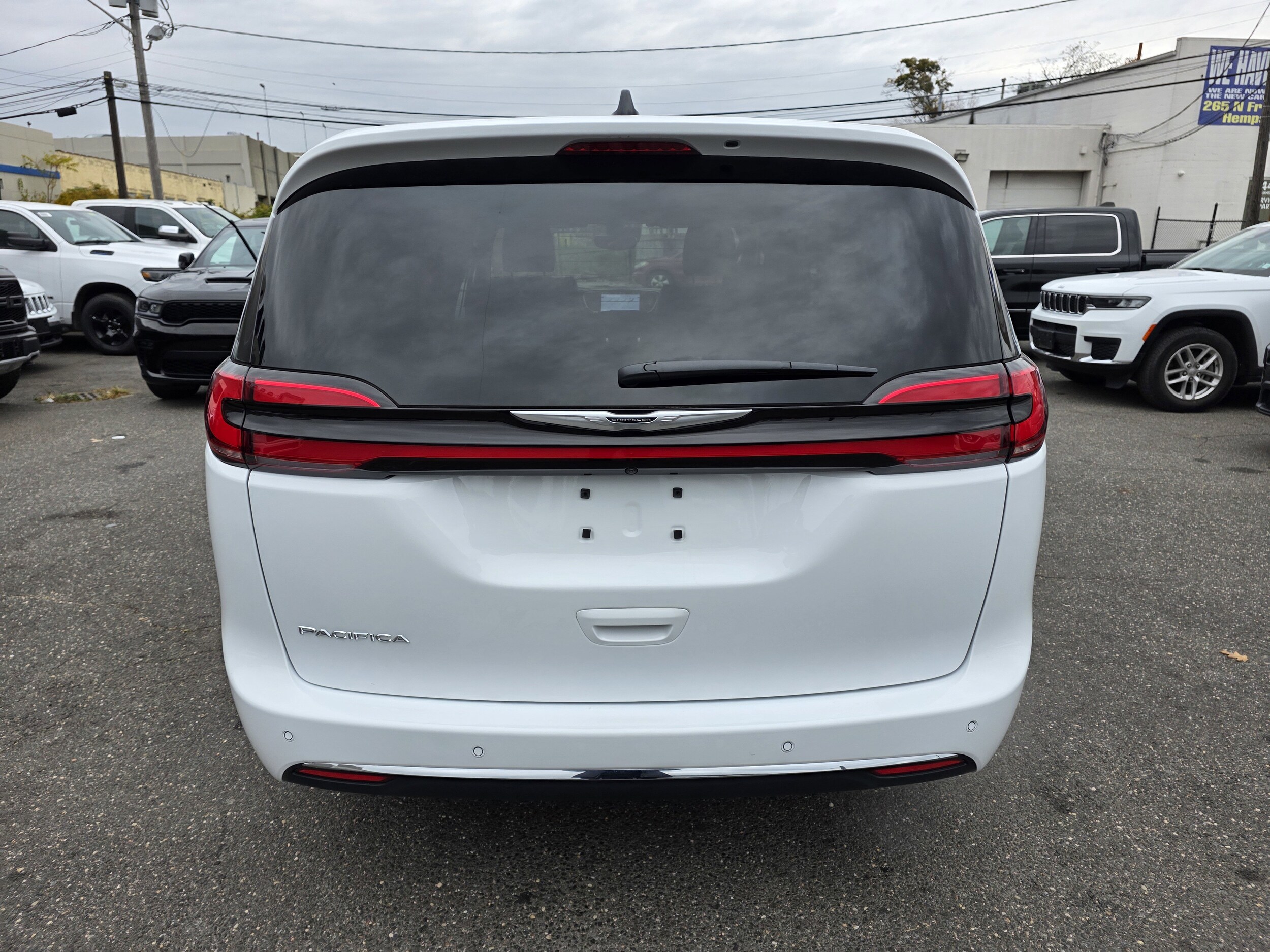 2025 Chrysler Pacifica photo 4