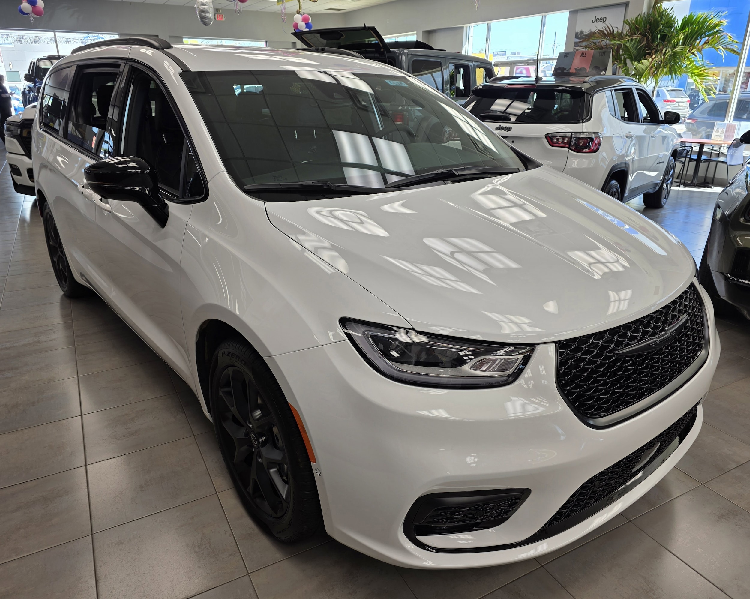 2026 Chrysler Pacifica Select's photo