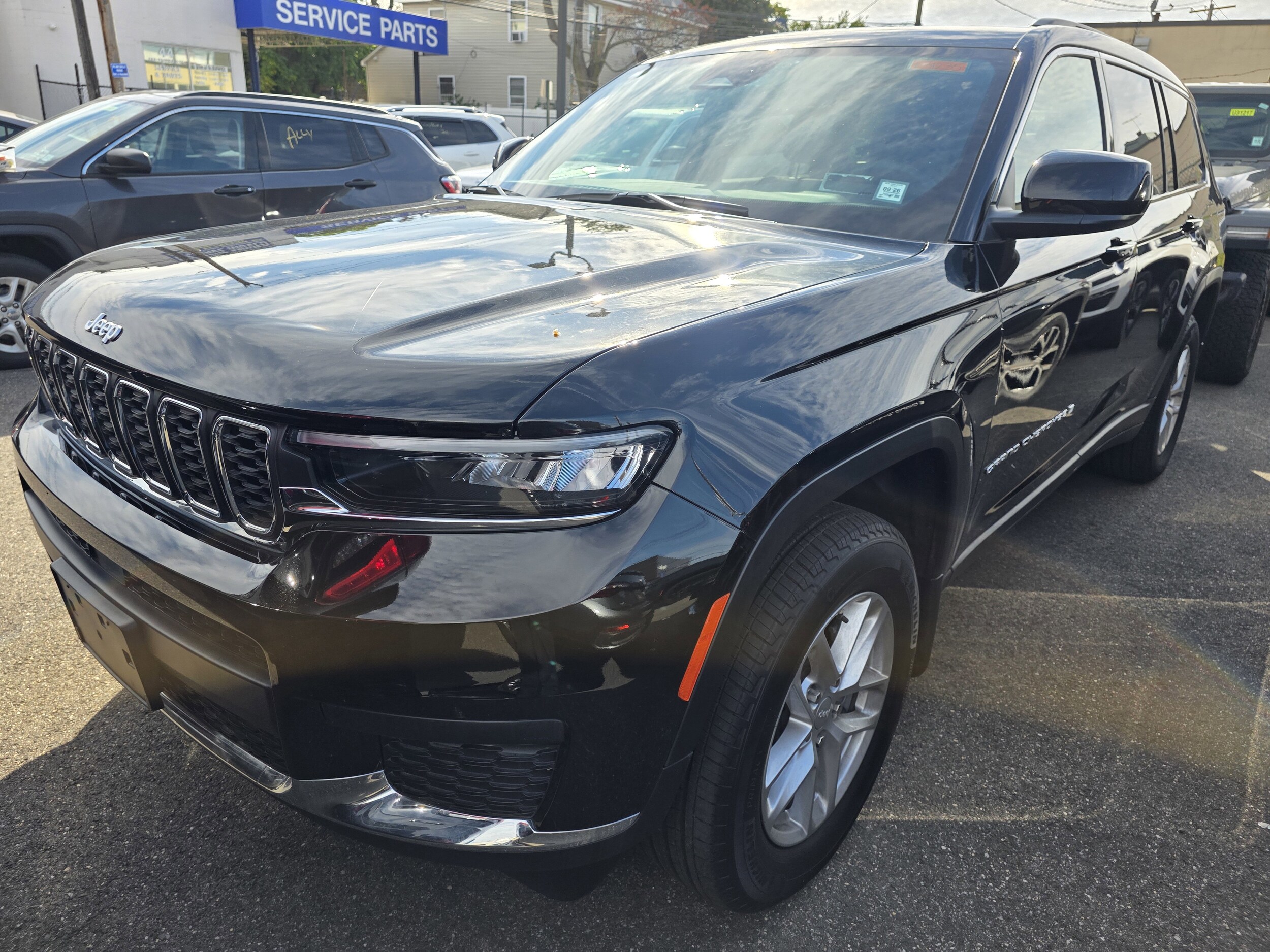2025 Jeep Grand Cherokee Laredo X photo 2