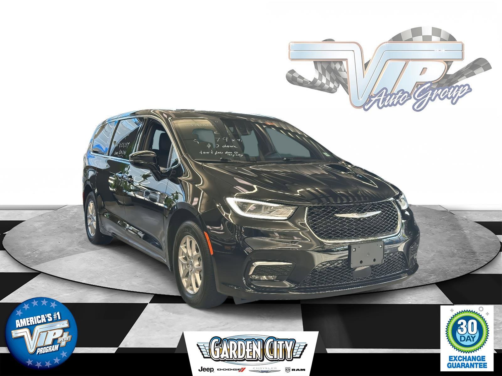 2025 Chrysler Pacifica Select's photo
