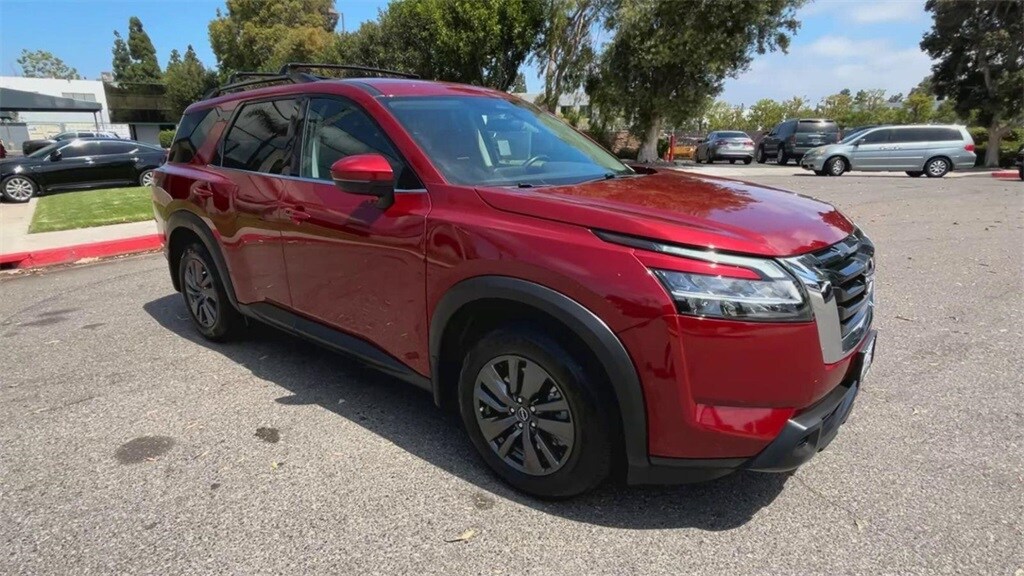 2022 Nissan Pathfinder SV photo 2