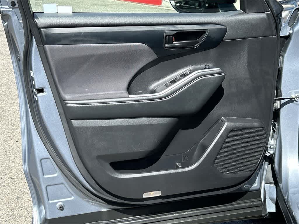 Thumbnail: 2022 Toyota Highlander - 23