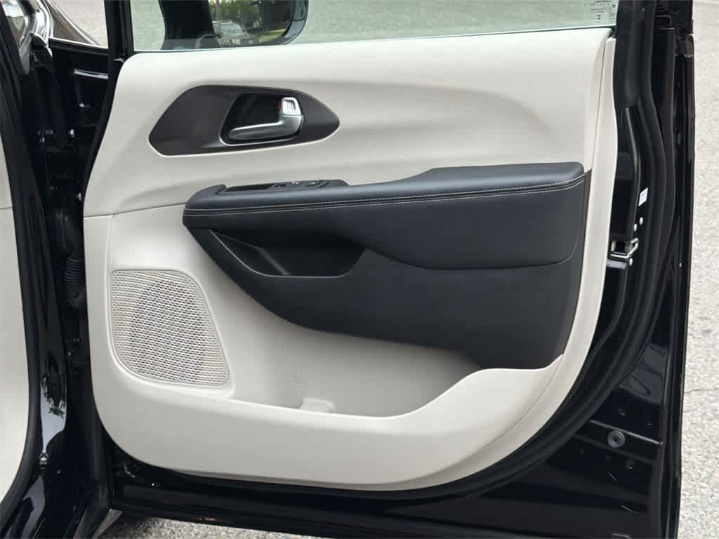 Thumbnail: 2024 Chrysler Pacifica - 34