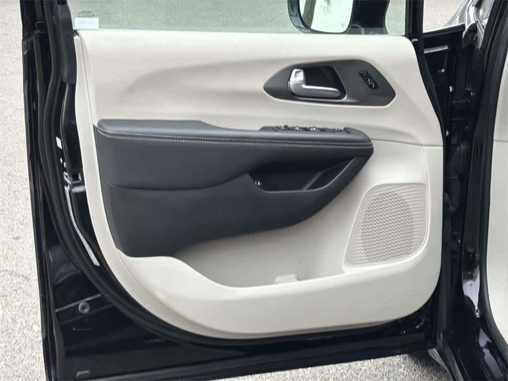 Thumbnail: 2024 Chrysler Pacifica - 23