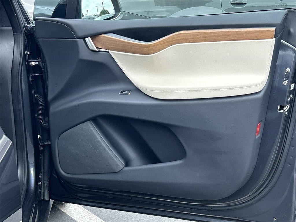 Thumbnail: 2020 Tesla Model X - 40