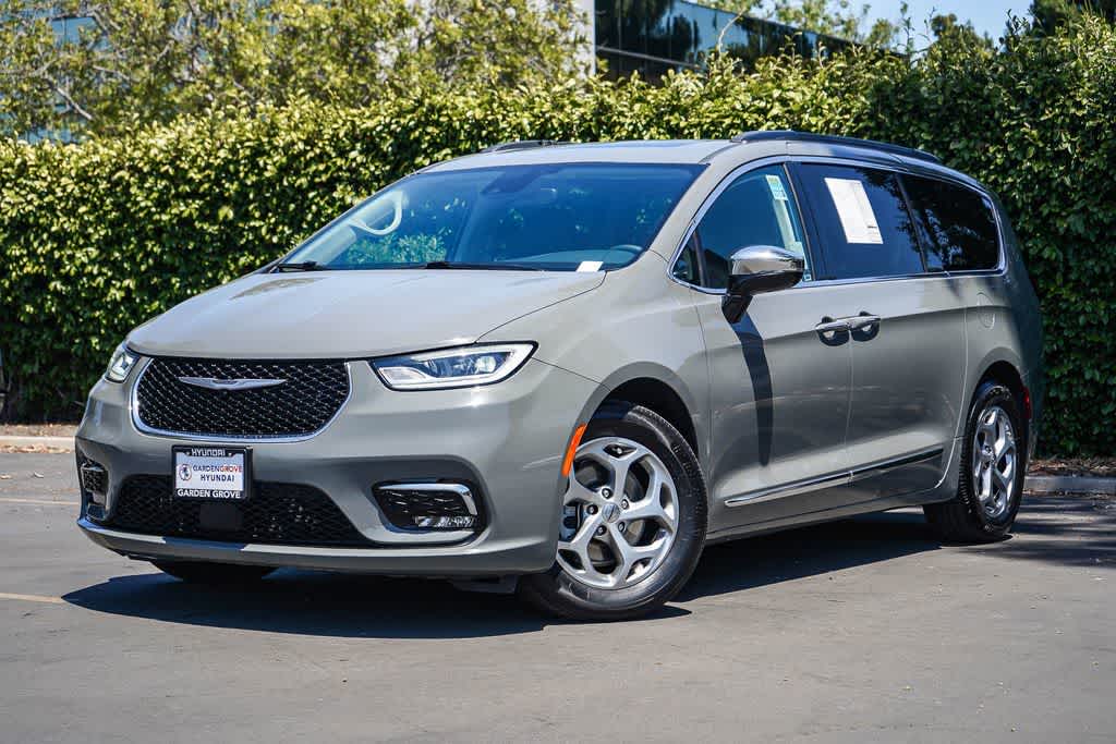 2023 Chrysler Pacifica Limited's photo