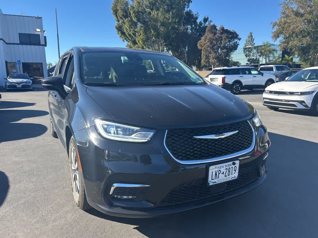 2024 Chrysler Pacifica PHEV Select's photo